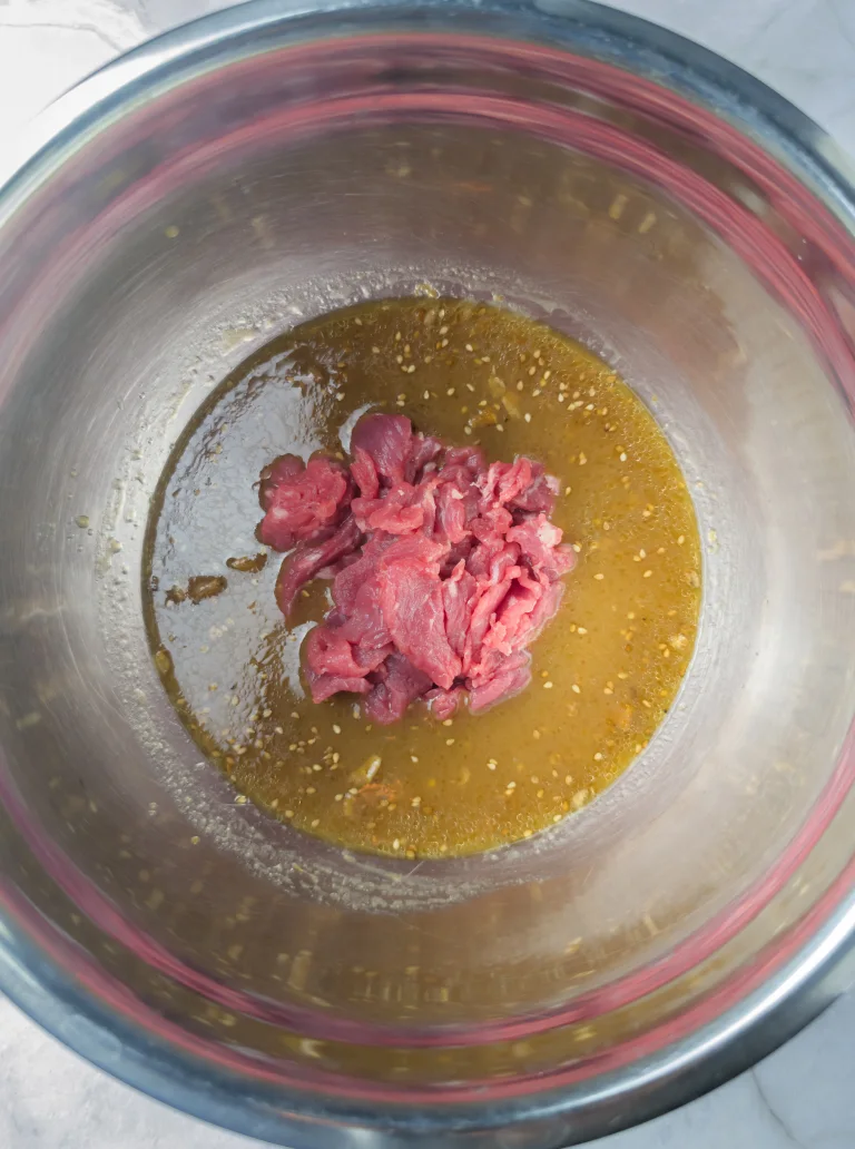 trempage de la viande tailléedans la marinade au jus de poire