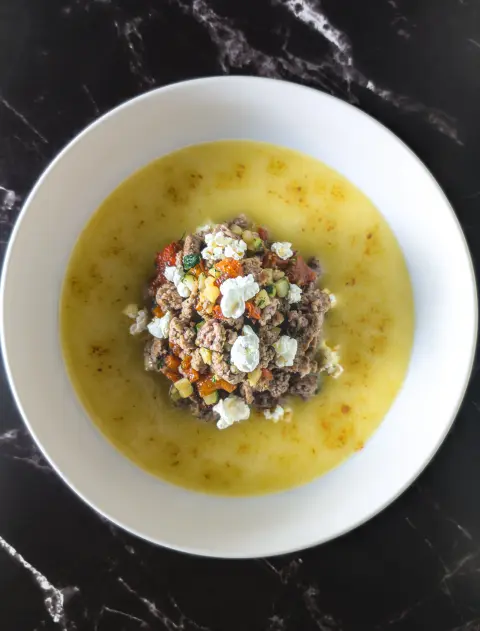 Présentation de la ration ménagère pour chien du dimanche, le steak haché, purée et légumes