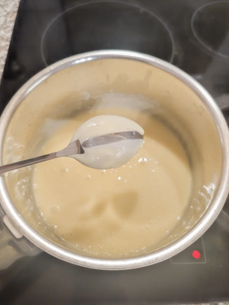 Sauce de blanquette terminée et test de consistance à la cuillère.