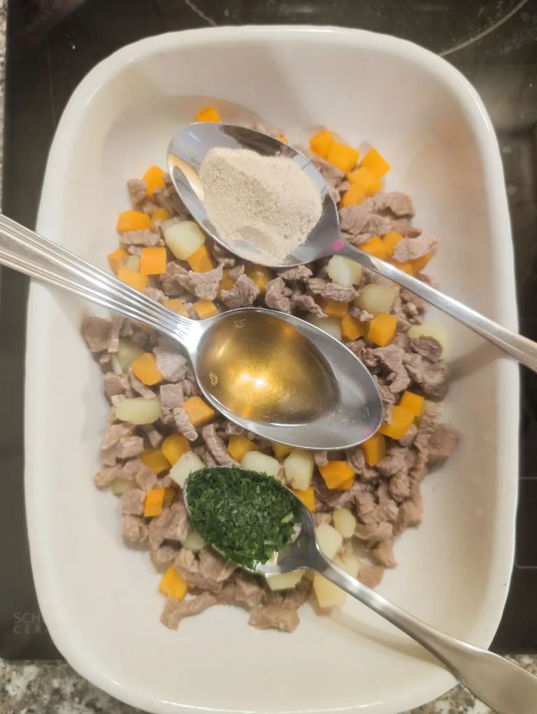 Ajout de persil et des compléments pour ration en finition du plat