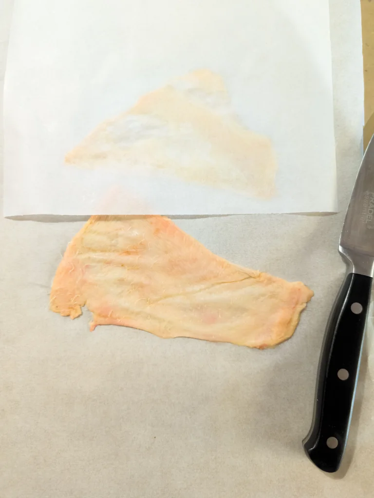 Étaler la peau de poulet sur plaque étape 2