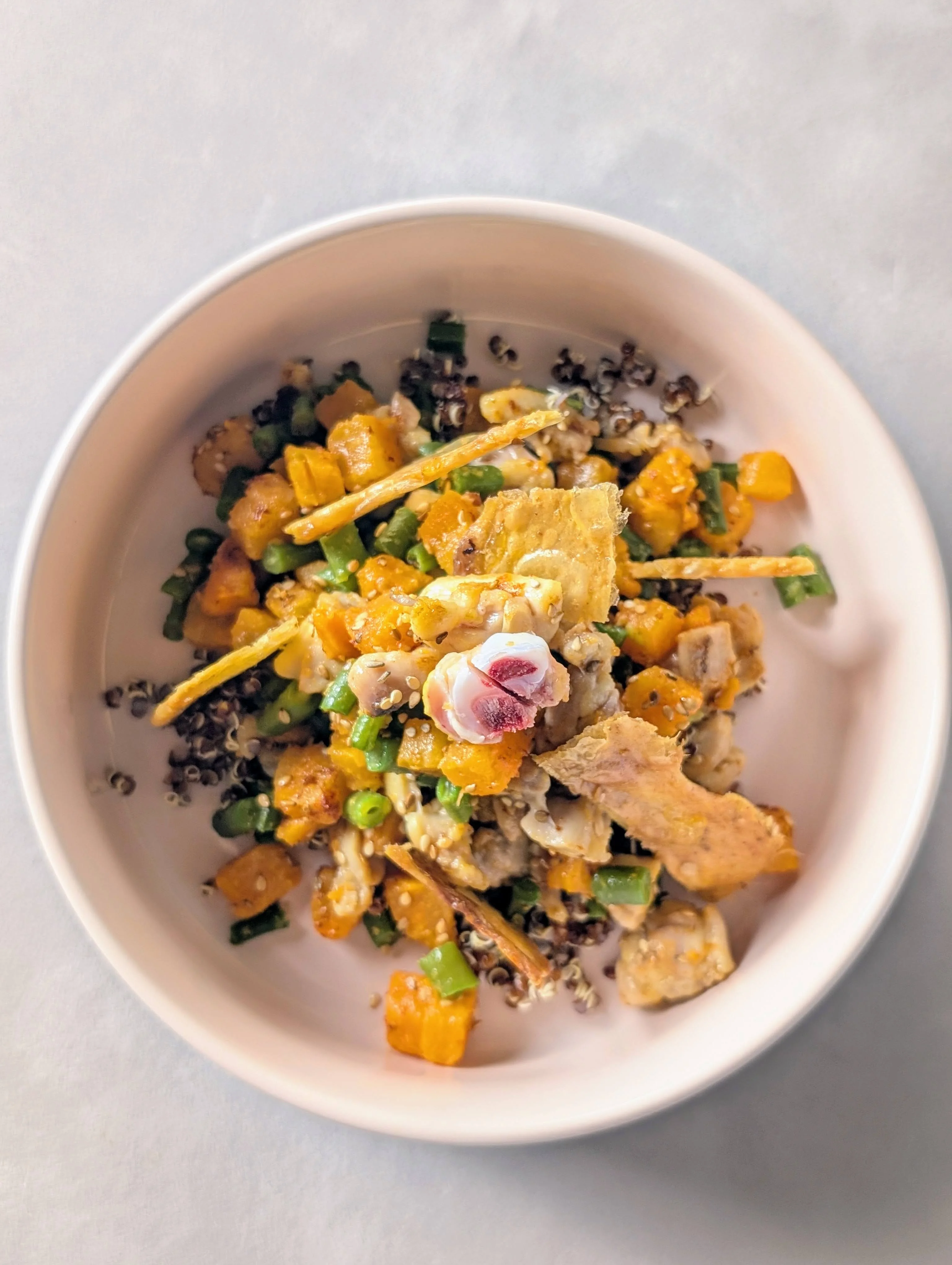 Ration ménagère pour chien au poulet, légumes et quinoa vue de dessus