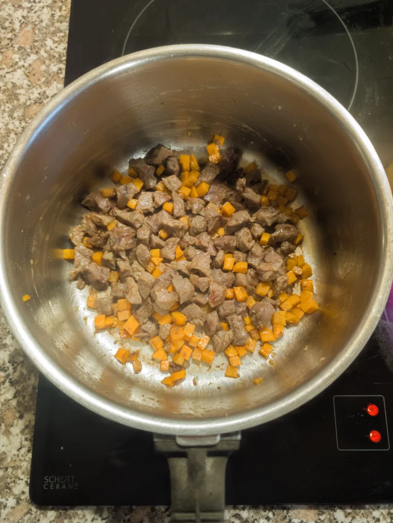 Etape 1 de la recette, le marquage en cuisson du sauté de boeuf carotte