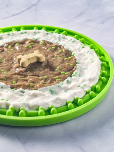 Présentation de la friandise banane à lécher sur un tapis de léchage pour chien