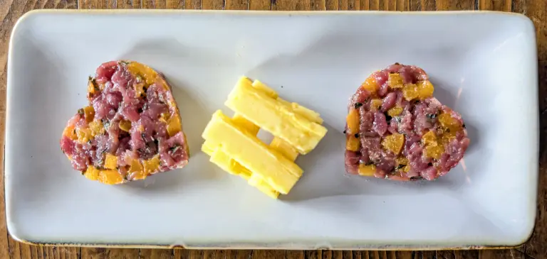 Présentation du tartare de canard à l'abricot pour chien en version fraîche avec des batonnets de purée