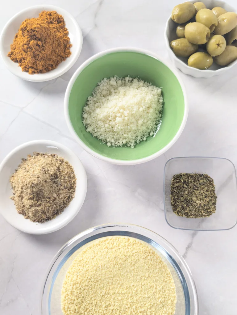 Vue de tous les éléments de la recette du topping au goût pizza