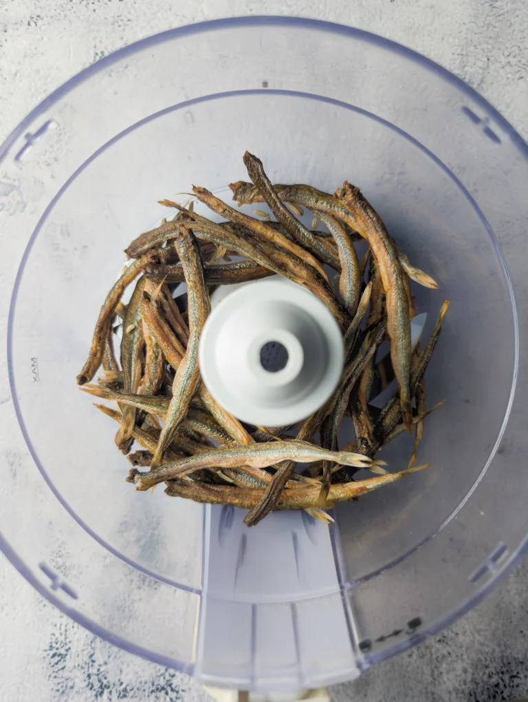 Poissons dans le bol du hachoir prêts à être mixés